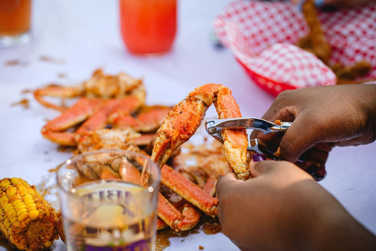 how-to-eat-crab-leg-meat