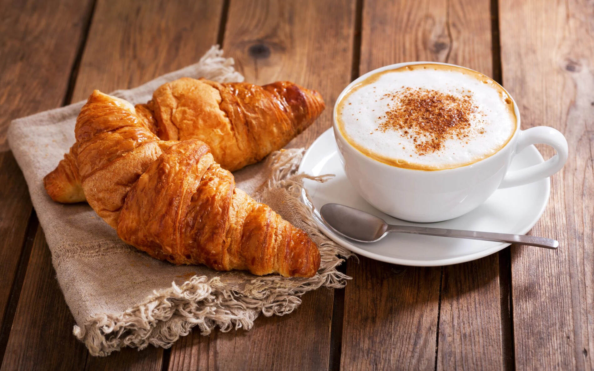 how-to-eat-croissants-with-coffee