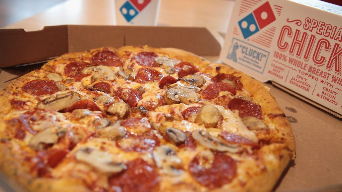 how-to-eat-dominos-pizza