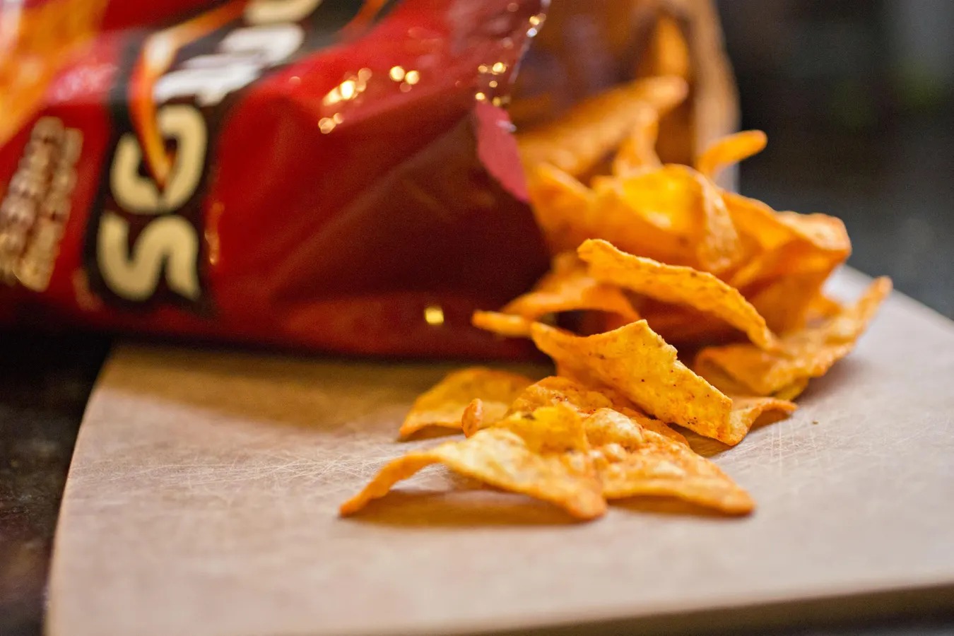 how-to-eat-doritos-without-getting-your-fingers-dirty