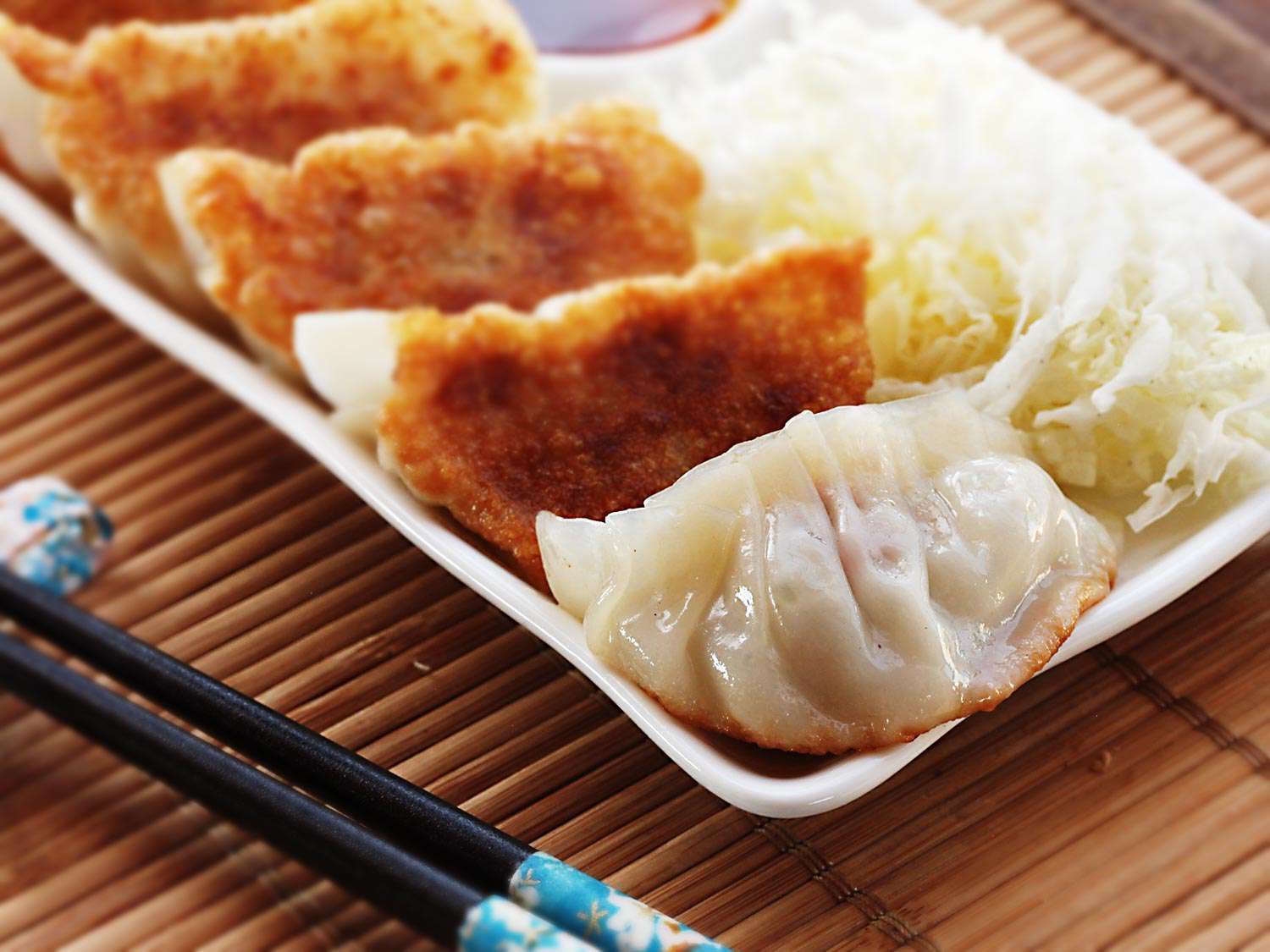 how-to-eat-dumplings-the-right-way-to-achieve-a-crunch