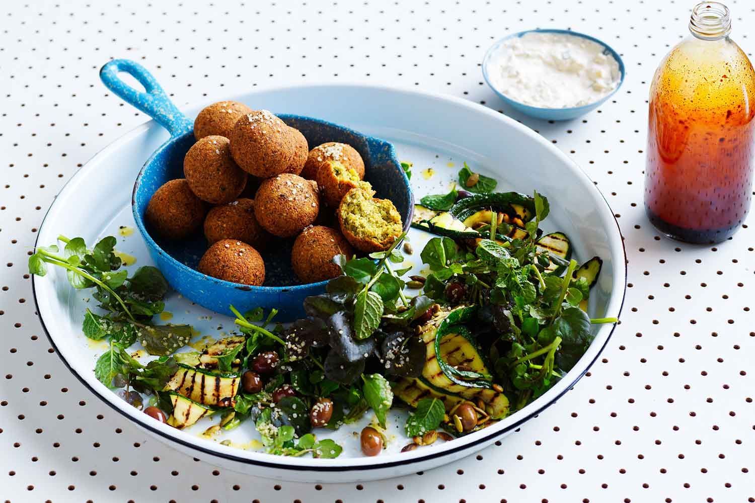 how-to-eat-falafel-and-hummus