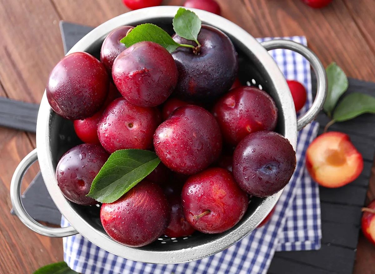 how-to-eat-fresh-plums