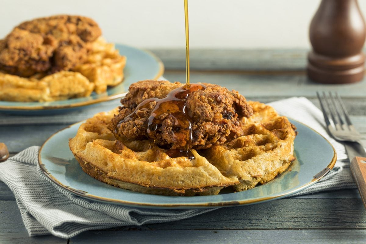 how-to-eat-fried-chicken-and-waffles