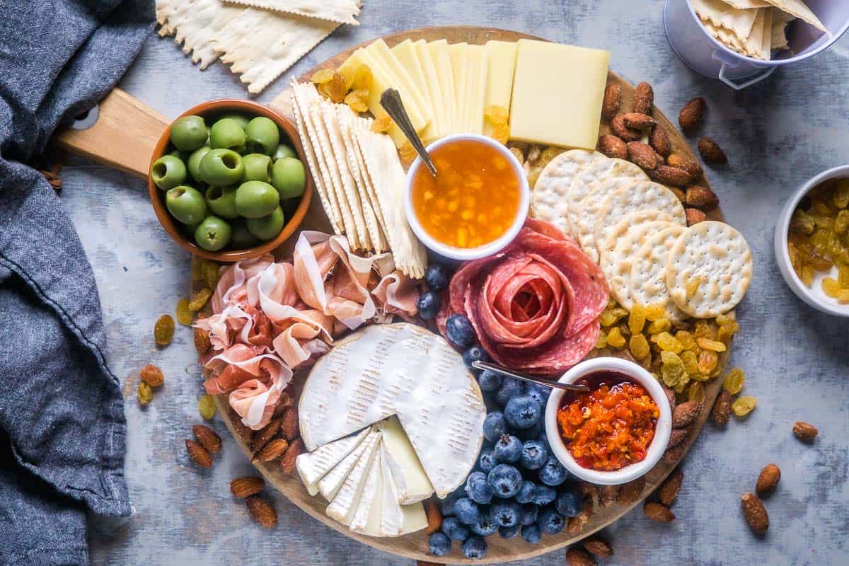 how-to-eat-from-a-charcuterie-board