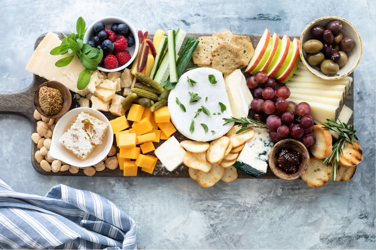 how-to-eat-from-a-cheese-board