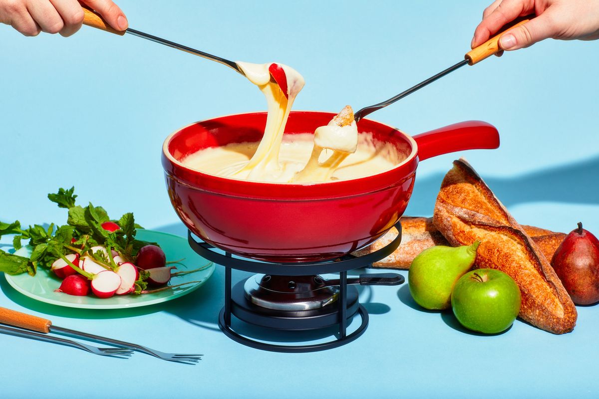 how-to-eat-from-a-fondue-pot