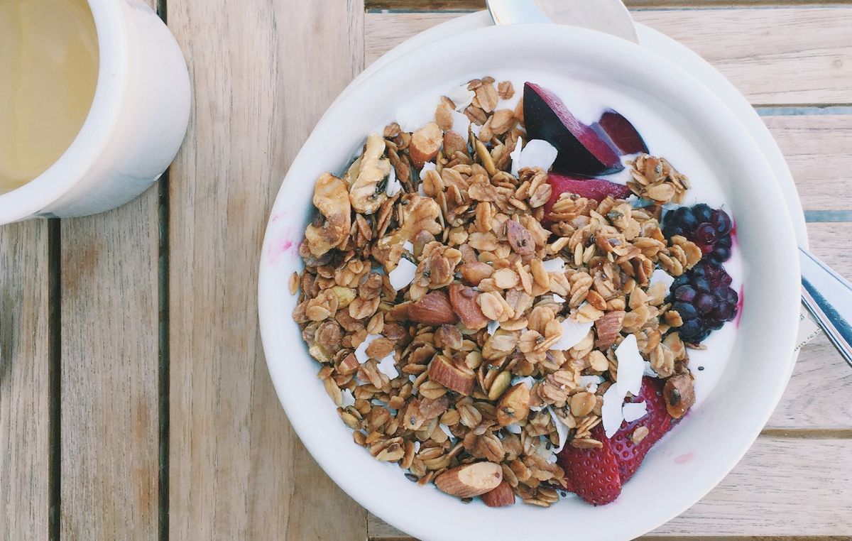 how-to-eat-granola-with-milk