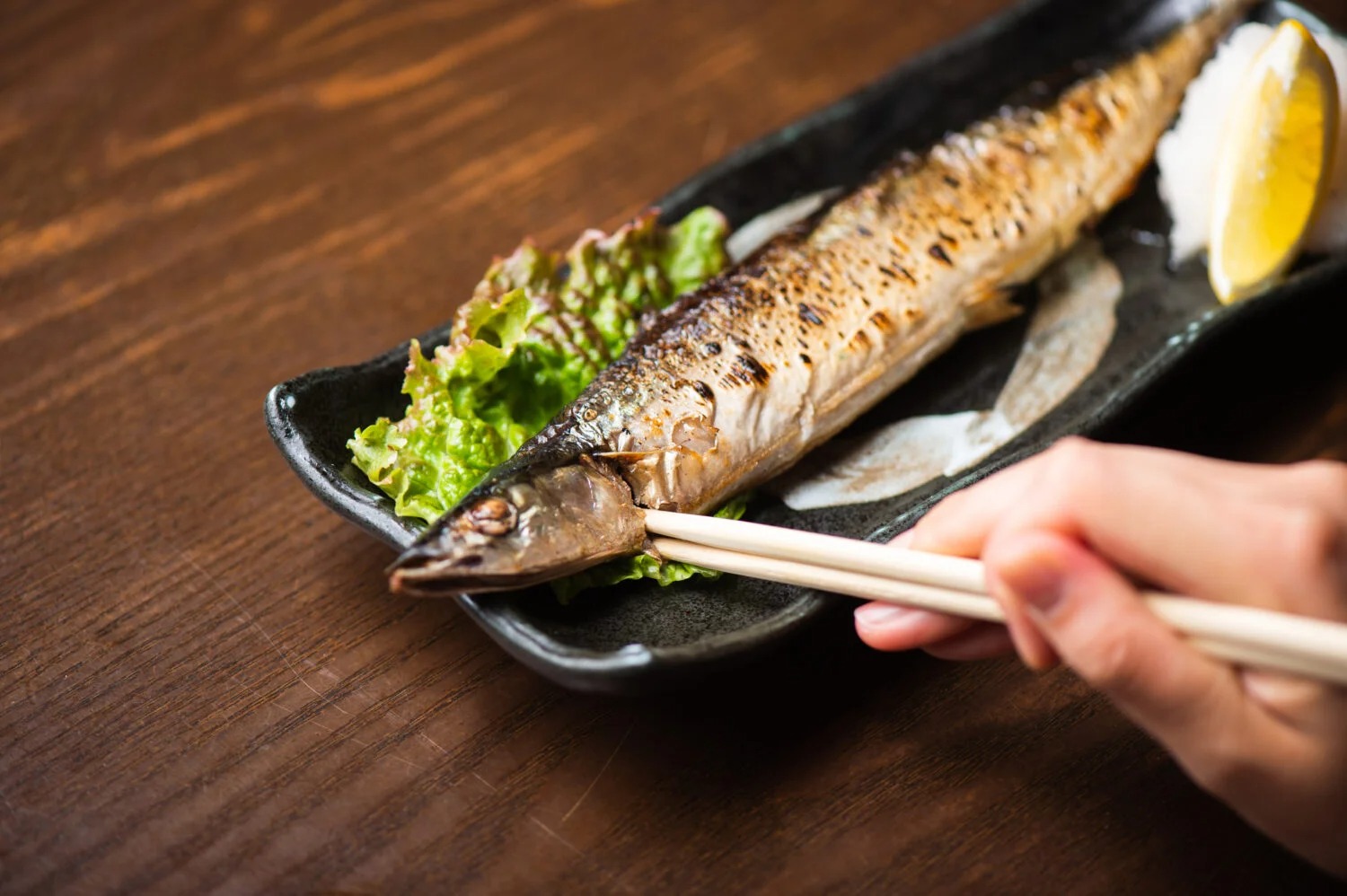 how-to-eat-grilled-fish-in-japan-using-chopsticks