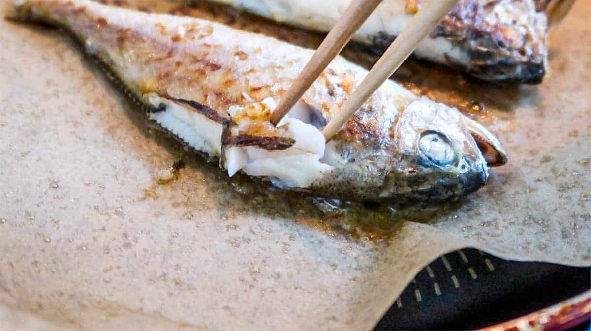 how-to-eat-grilled-fish-with-chopsticks-are-the-bones-edible