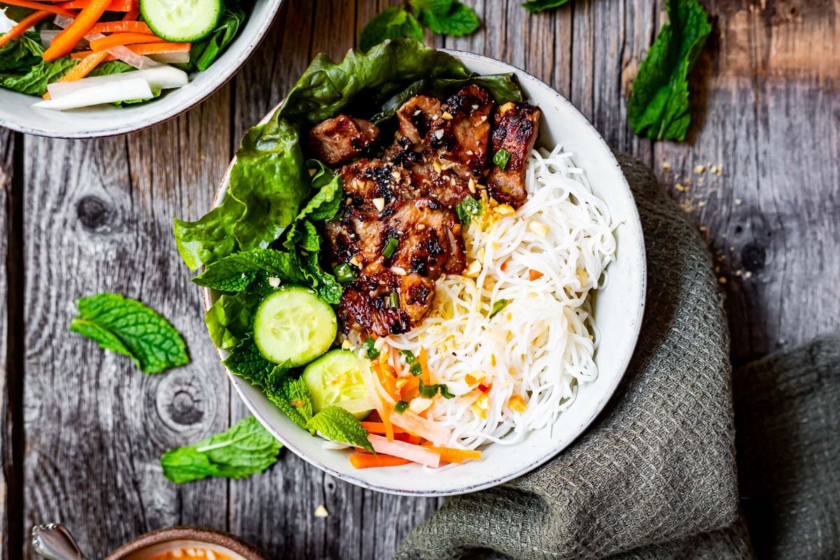 how-to-eat-grilled-pork-with-vermicelli
