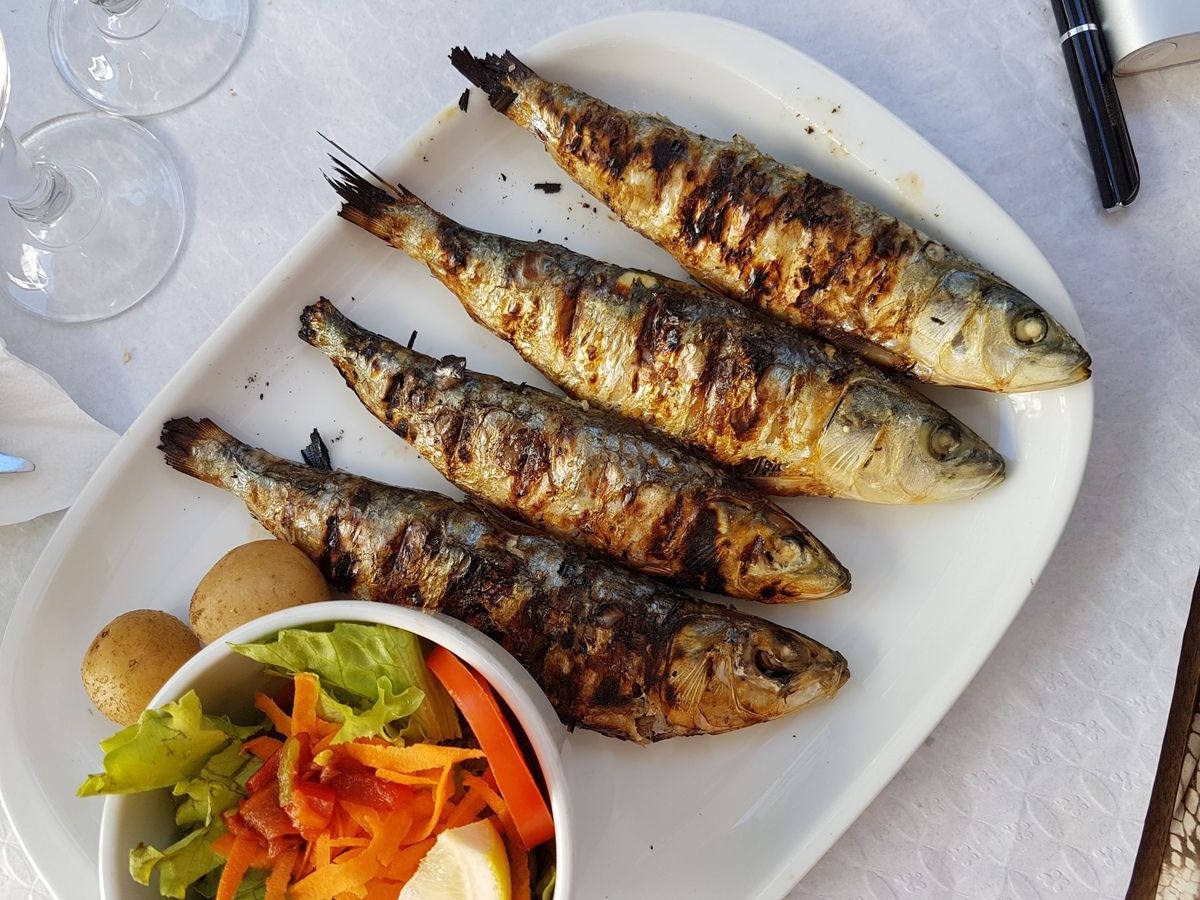 how-to-eat-grilled-sardines-in-portugal