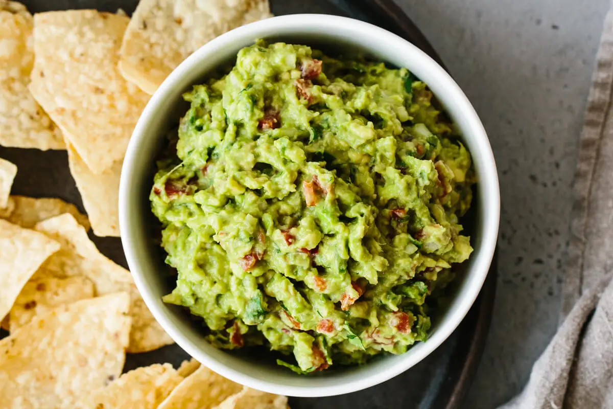 how-to-eat-guacamole