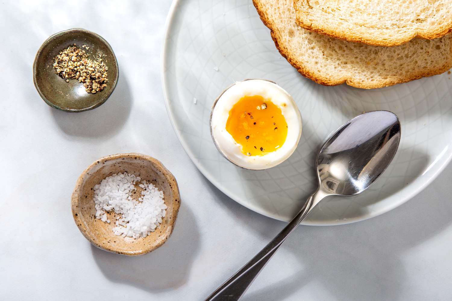 how-to-eat-hard-boiled-eggs-for-breakfast-with-a-spoon