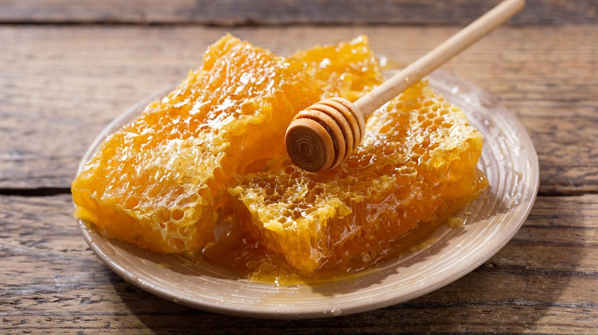 how-to-eat-honeycomb-and-swallow-wax