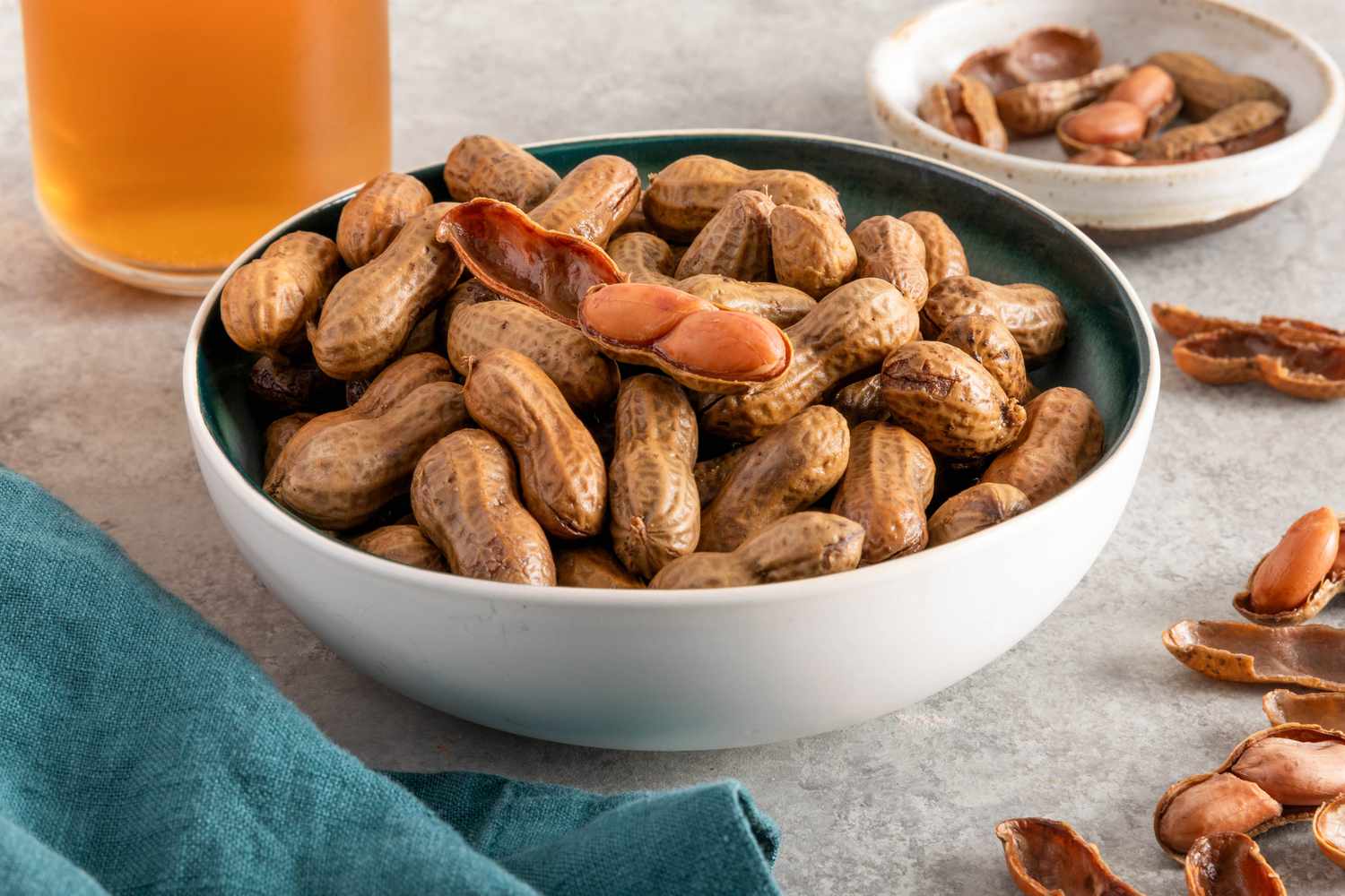 how-to-eat-hot-boiled-peanuts