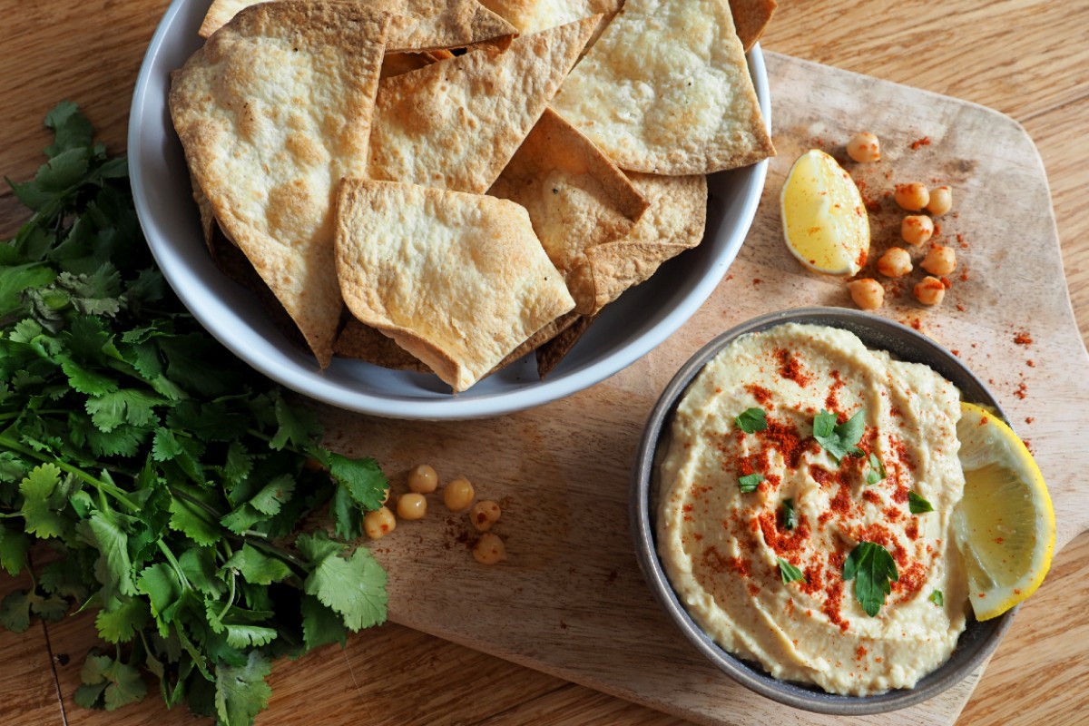 how-to-eat-hummus-with-tortilla-chips