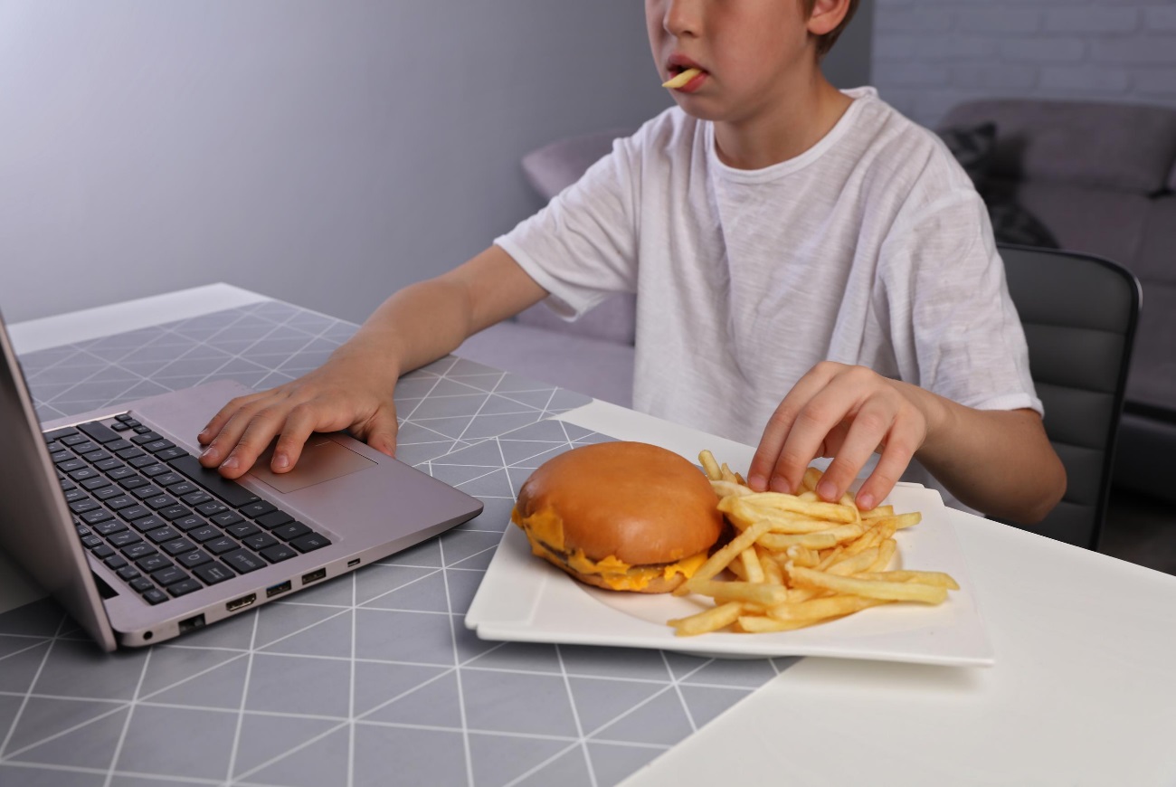 how-to-eat-in-front-of-a-laptop