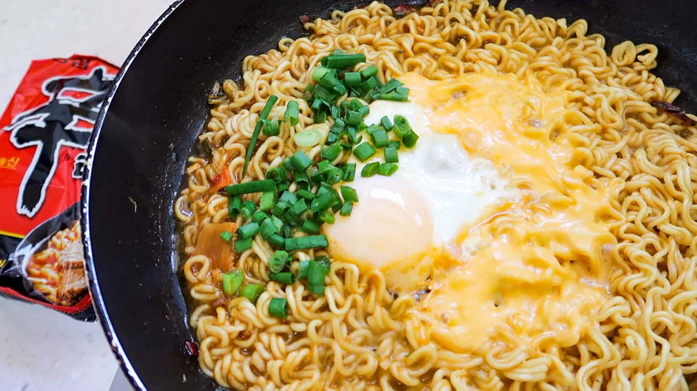 how-to-eat-instant-ramen-noodles