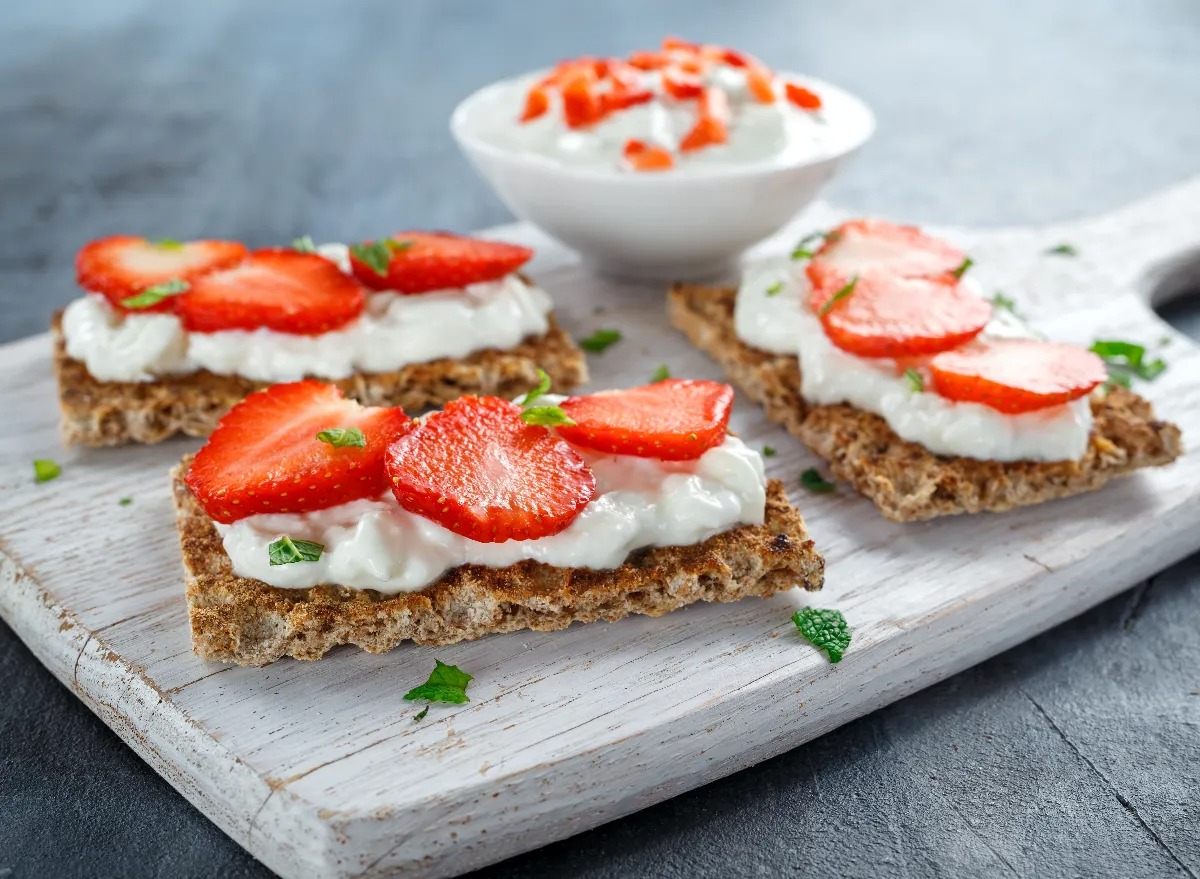 how-to-eat-kipper-snacks-with-cream-cheese