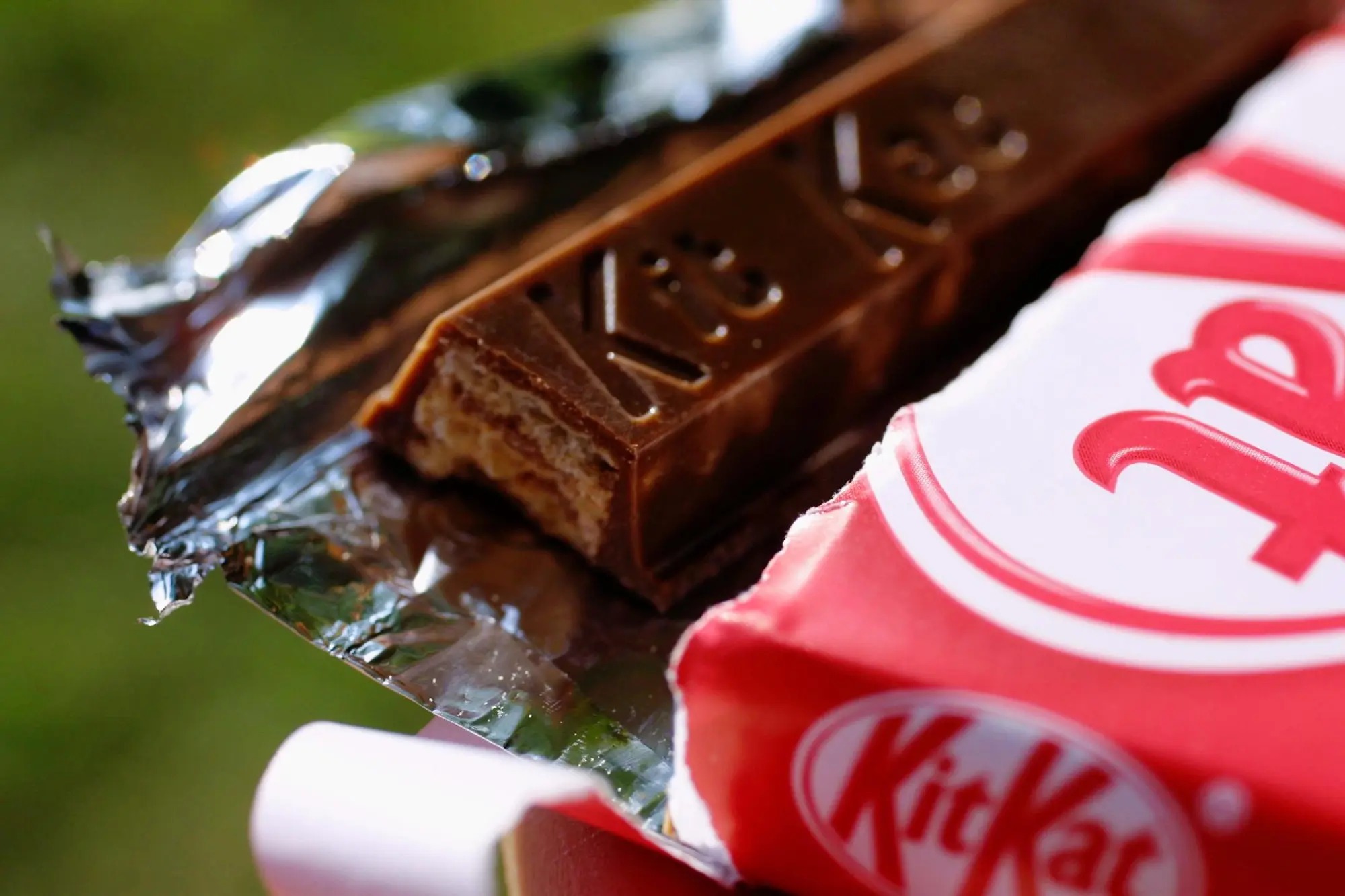 how-to-eat-kitkat-like-a-man