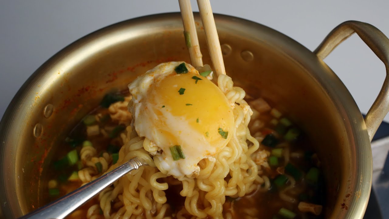 how-to-eat-korean-ramyeon-with-egg