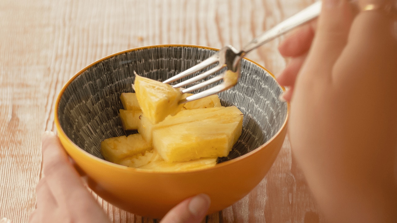 how-to-eat-little-pineapple