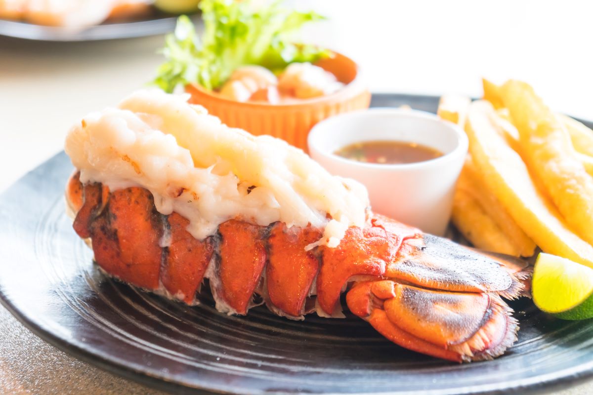 how-to-eat-lobster-tail-at-a-restaurant