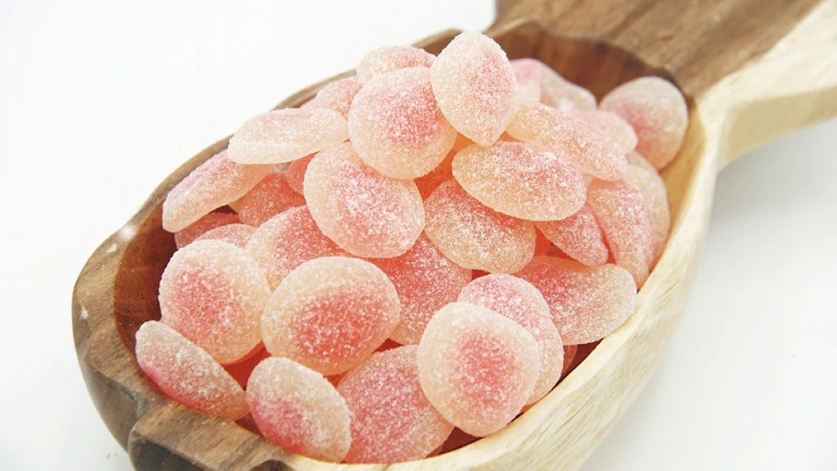 how-to-eat-lychee-gummy-candy