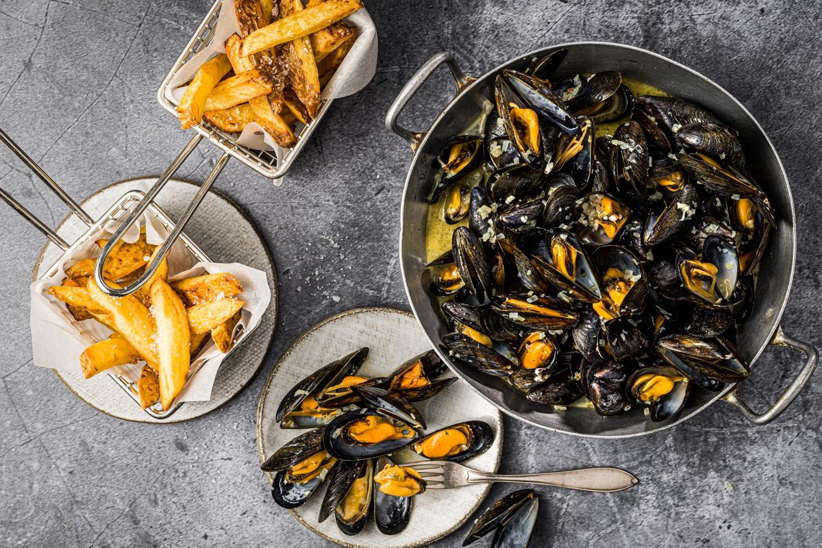 how-to-eat-moules-frites