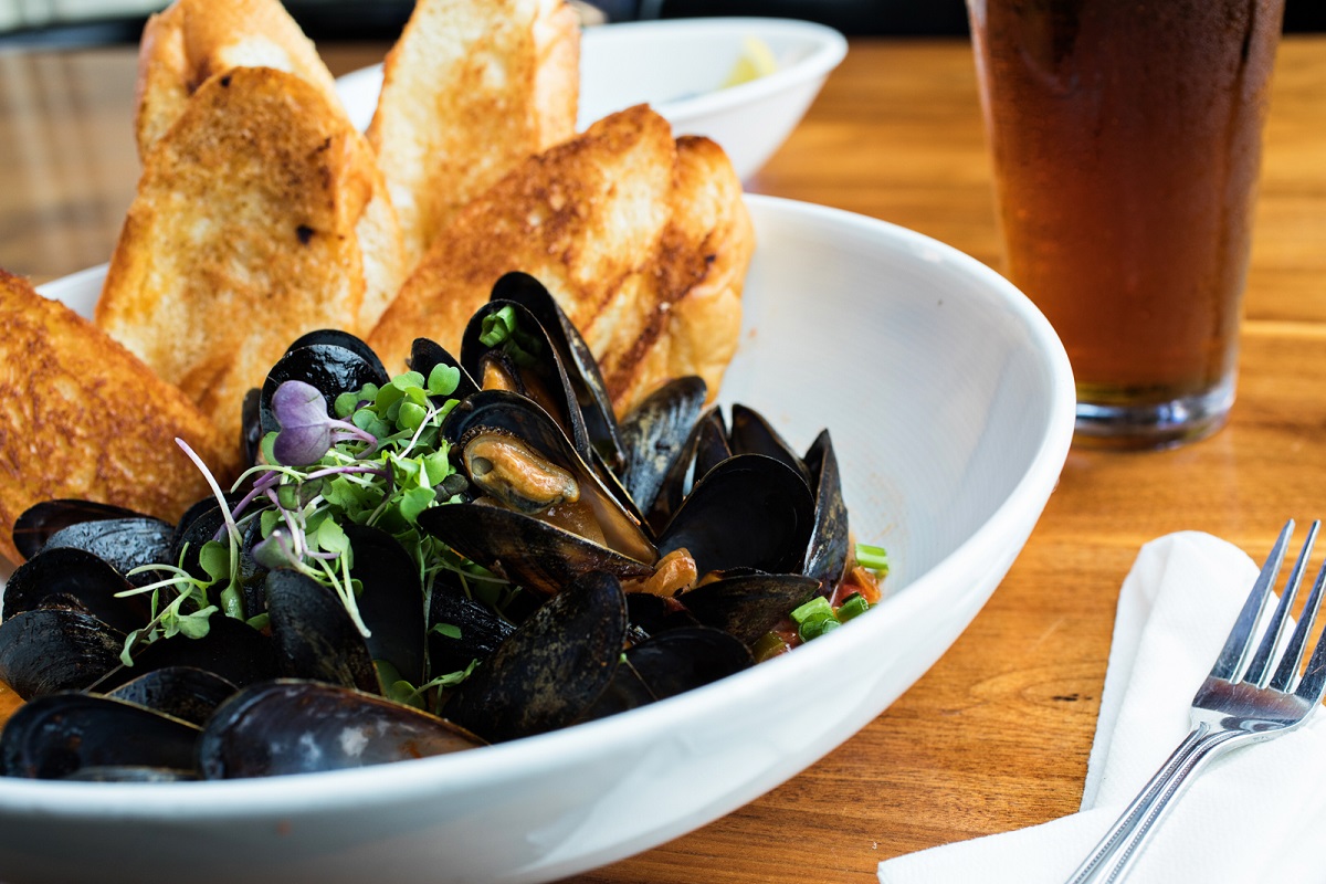 how-to-eat-mussels-in-a-fancy-restaurant
