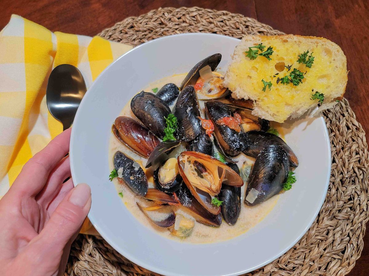 how-to-eat-mussels-in-sauce
