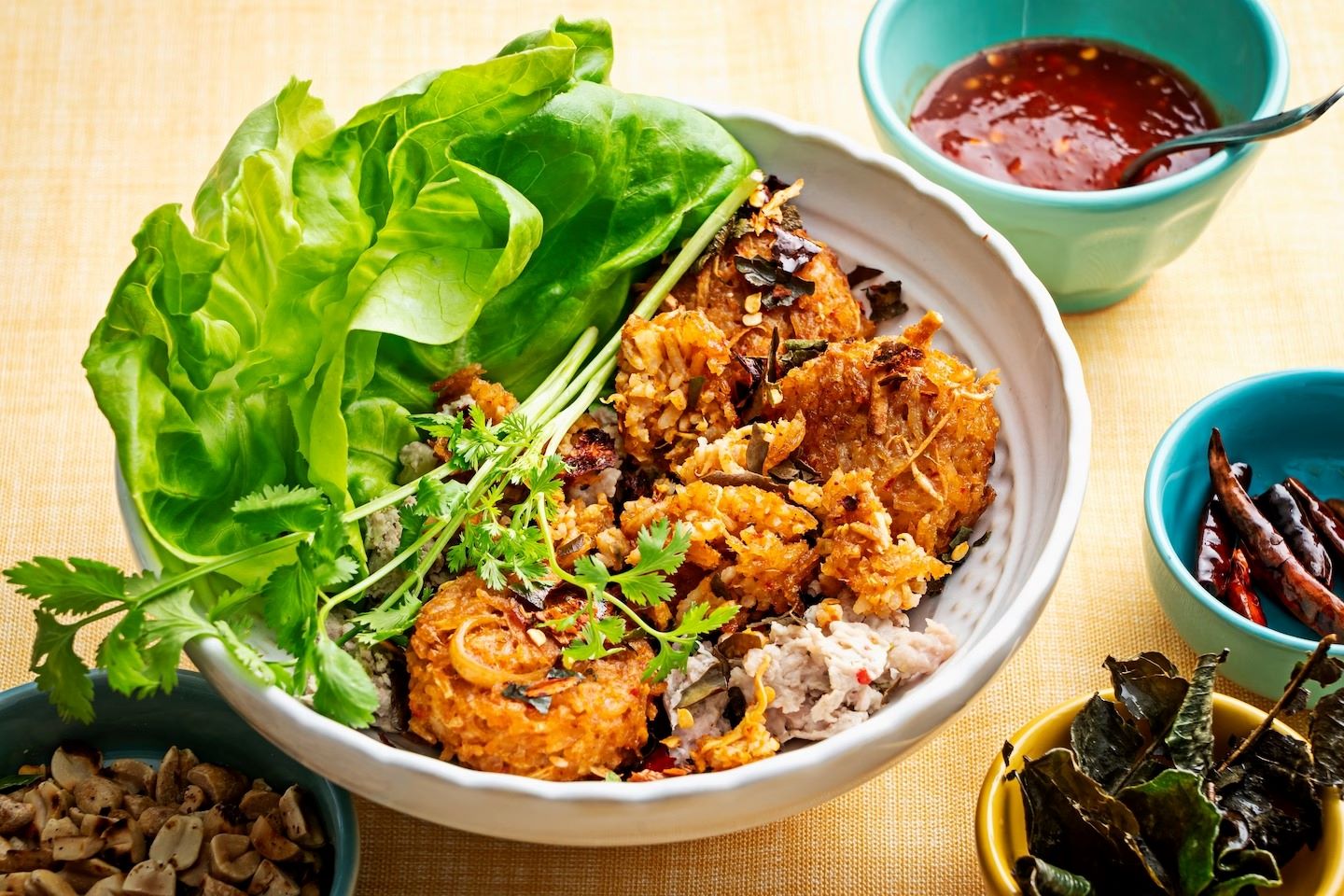 how-to-eat-naem-khao