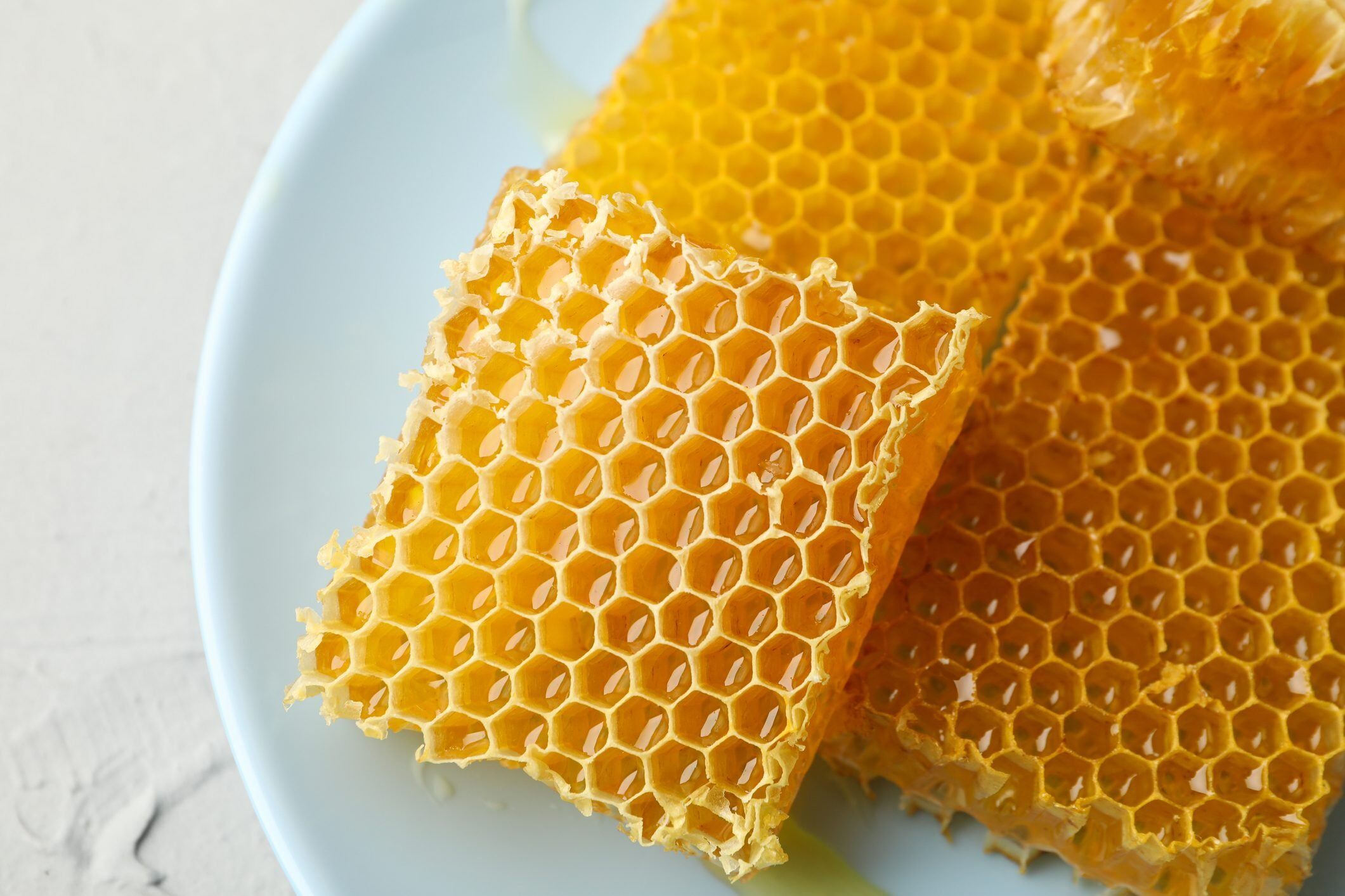 how-to-eat-natural-honeycomb