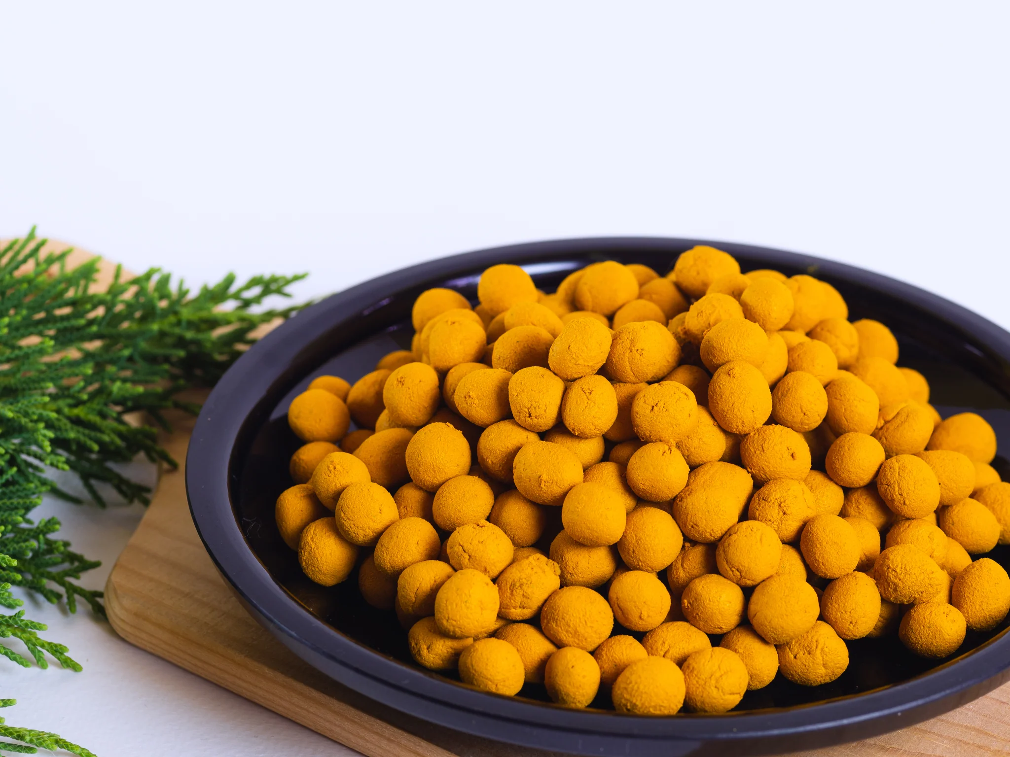 how-to-eat-neem-and-turmeric-balls