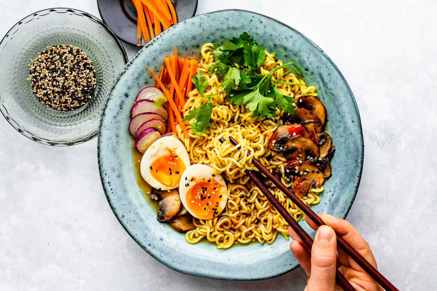 how-to-eat-noodles-with-chopsticks-etiquette