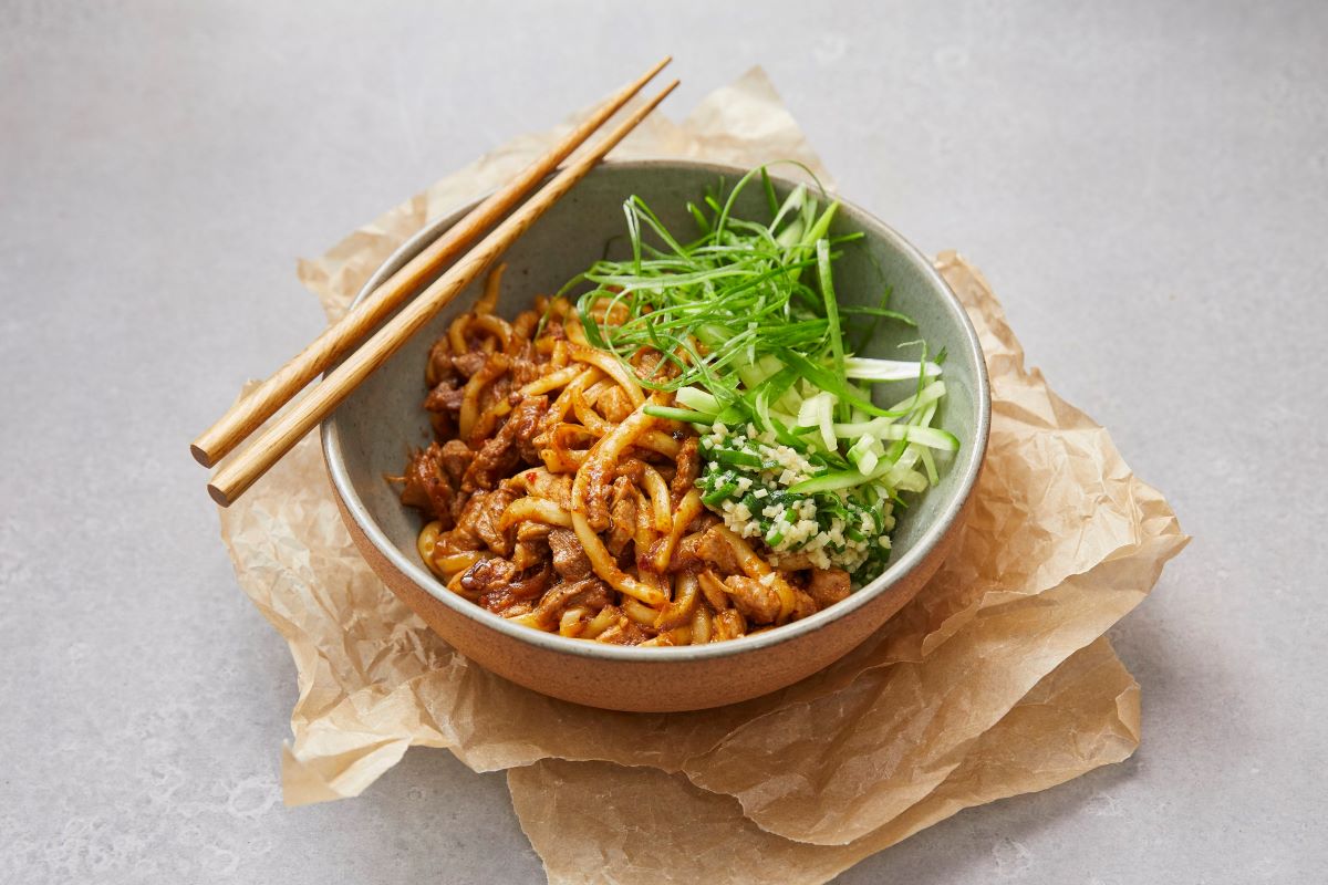how-to-eat-noodles-with-chopsticks-or-a-fork