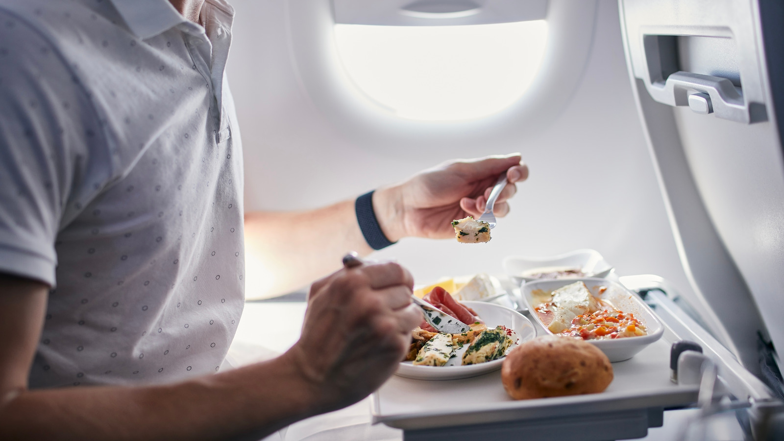 how-to-eat-on-an-airplane