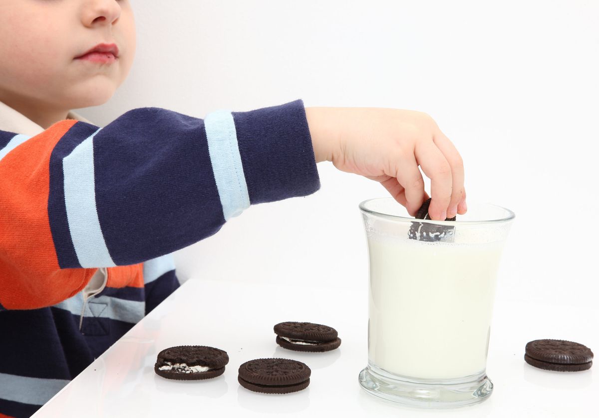 how-to-eat-oreos-with-milk