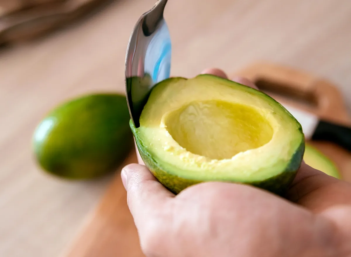 how-to-eat-peeled-avocado