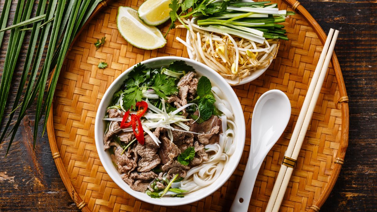 how-to-eat-pho-like-an-asian