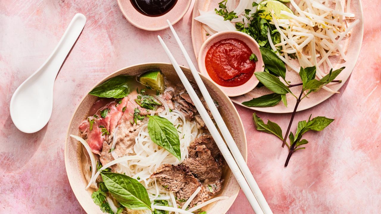 how-to-eat-pho-noodles