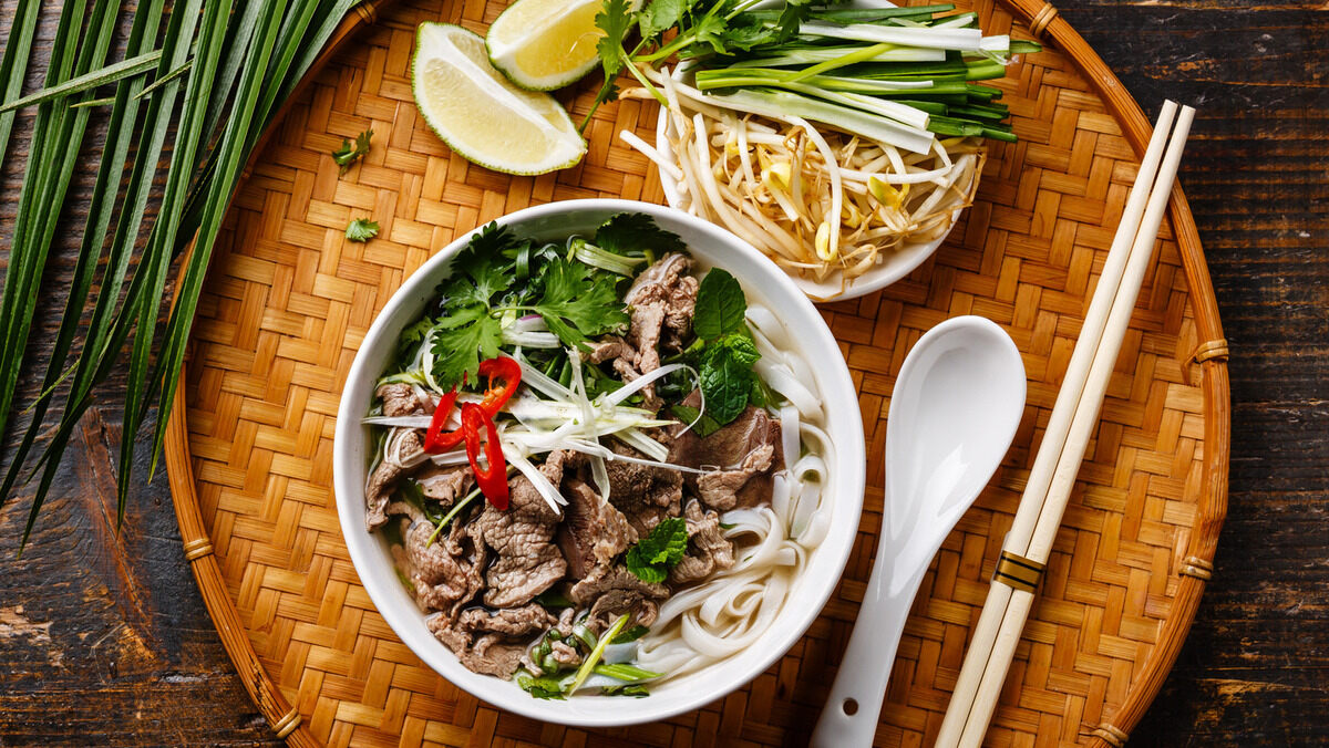 how-to-eat-pho-with-noodles