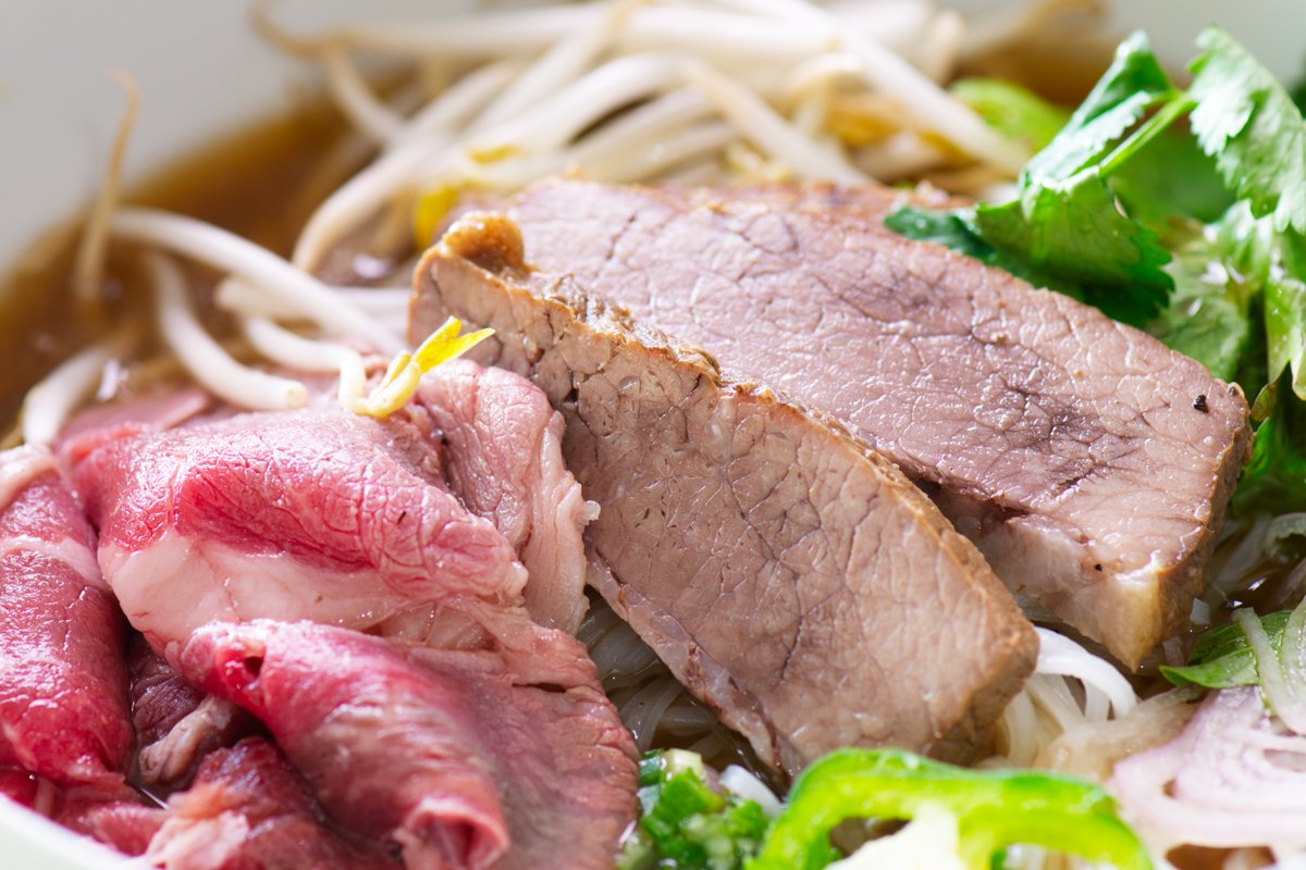 how-to-eat-pho-with-raw-beef