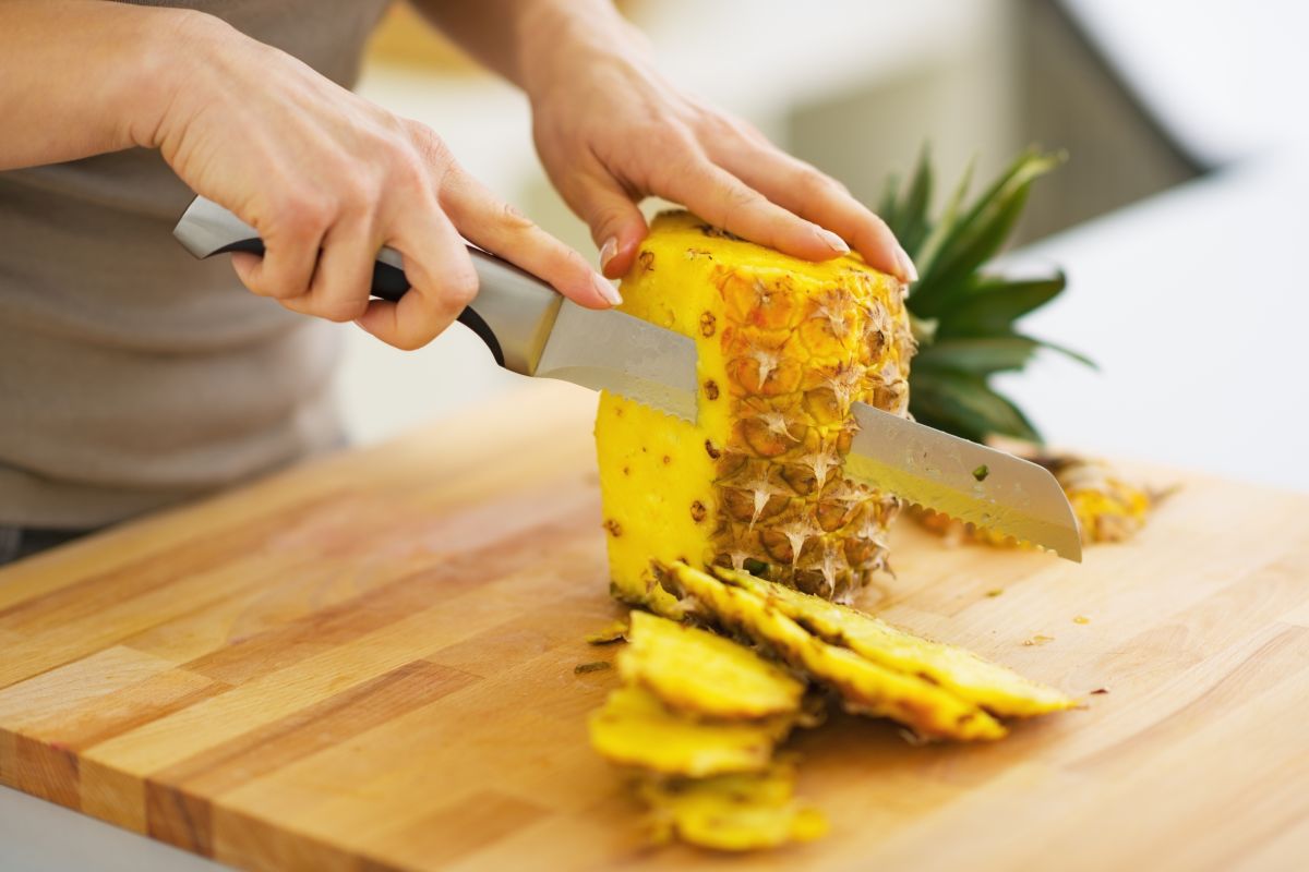 how-to-eat-pineapple