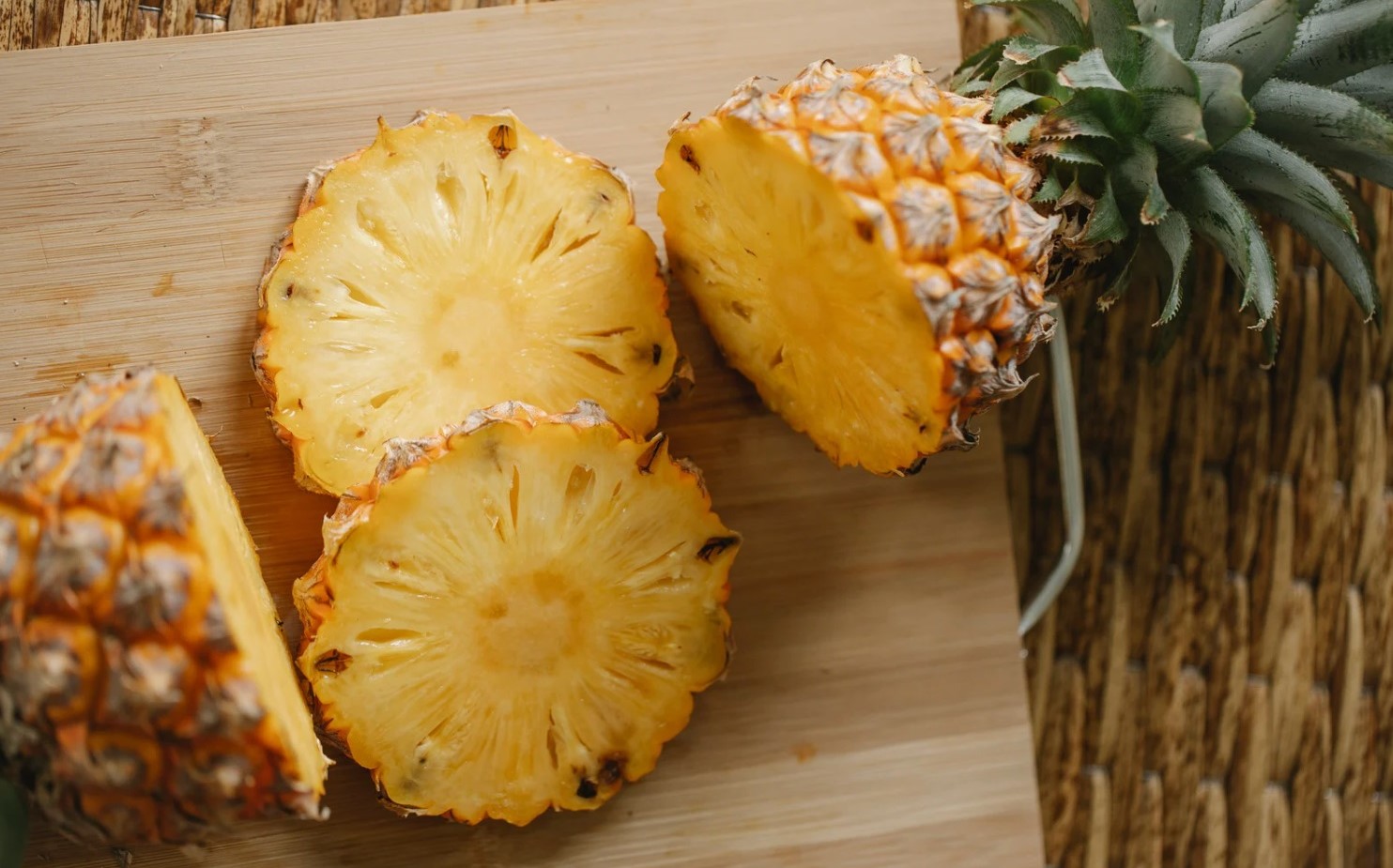 how-to-eat-pineapple-like-berries