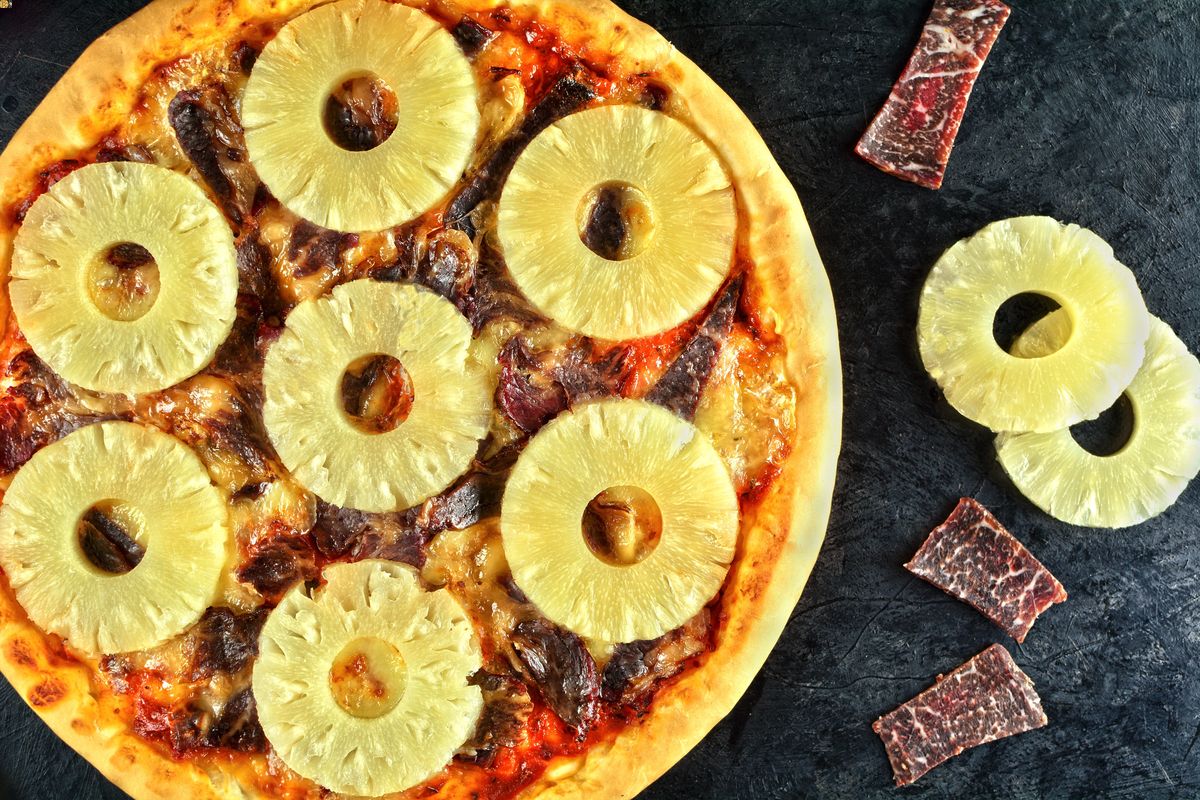 how-to-eat-pineapple-pizza