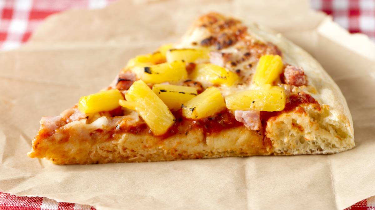 how-to-eat-pineapple-pizza-by-pulling