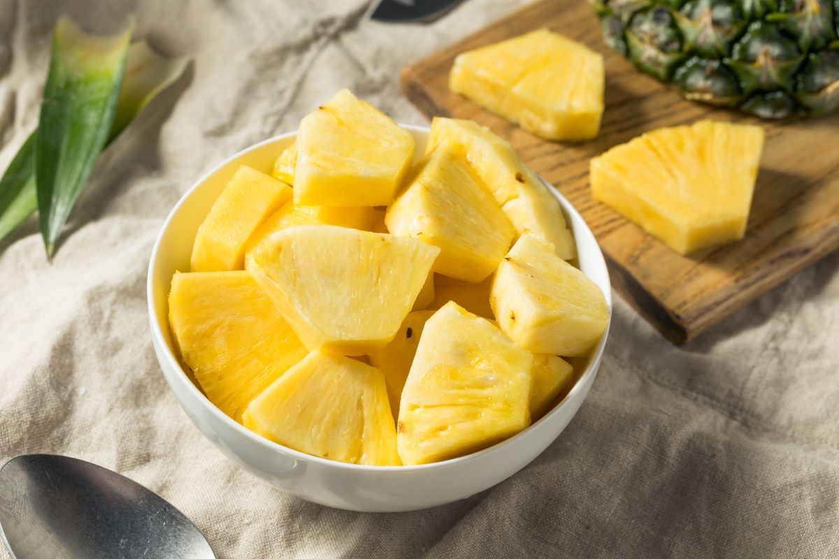 how-to-eat-pineapple-slices