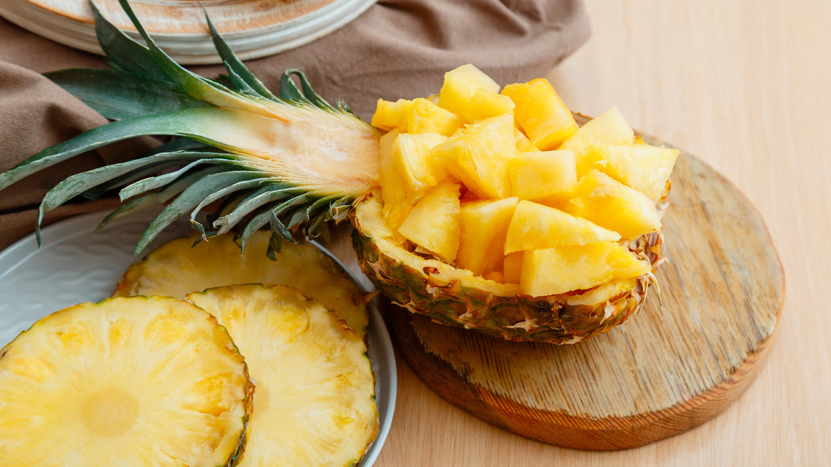 how-to-eat-pineapple-without-a-knife